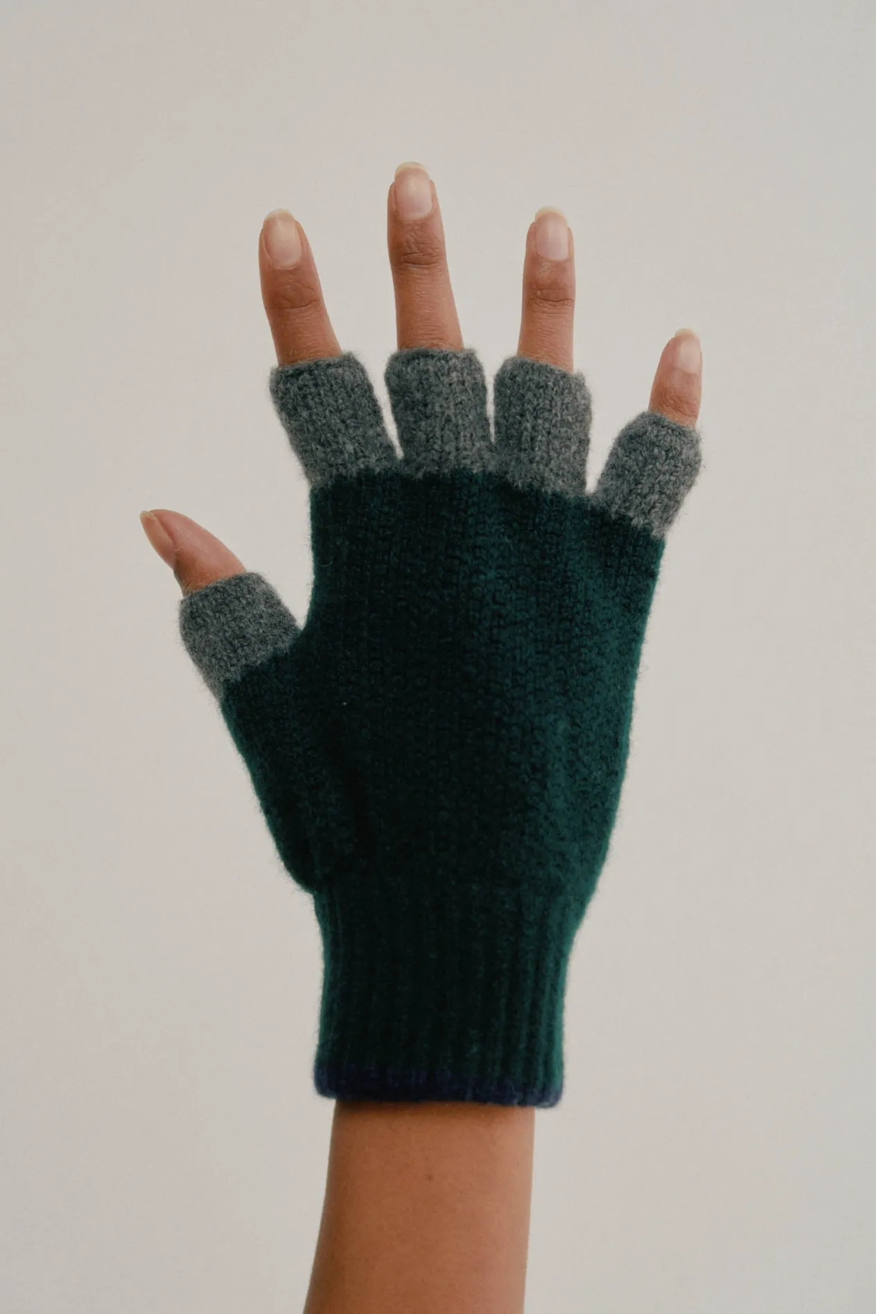 Howlin No Fingers In There Gloves - Forest Hot